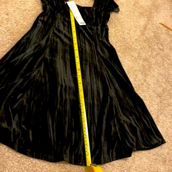 Urban outfitters, beautiful velvet dress perfect for the Christmas party!!😍 - Picture 6 of 10
